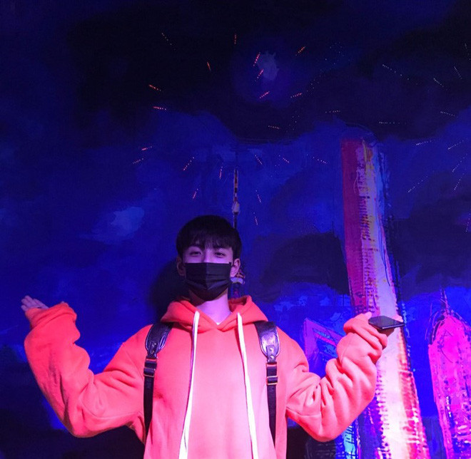 Khác với Thất Hạc, hot boy có tên Lý Hào đến từ Chiết Giang, Hàng Châu (Trung Quốc) này lại gây sốt cả khi đeo khẩu trang lẫn khi bỏ ra.