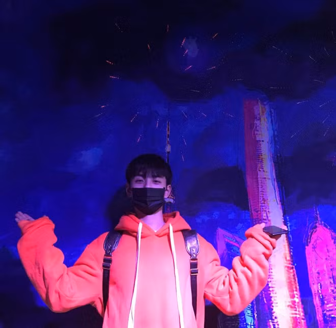 Khác với Thất Hạc, hot boy có tên Lý Hào đến từ Chiết Giang, Hàng Châu (Trung Quốc) này lại gây sốt cả khi đeo khẩu trang lẫn khi bỏ ra.