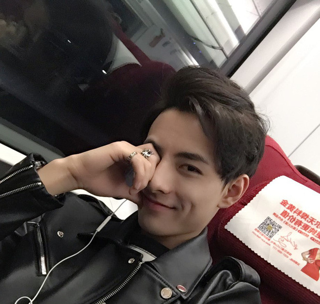 Trước đó, Lý Hào từng gây sốt MXH khi những loạt ảnh đeo khẩu trang của anh chàng được lan truyền trên mạng. Dù chỉ lộ ra đôi mắt cùng mái tóc nhưng các cô gái vẫn quả quyết rằng đây nhất định là một soái ca.