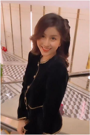 Trong ảnh "team qua đường" chụp và hình tự đăng, Võ Ngọc Trân vẫn xinh xắn với làn da trắng trẻo, mịn màng, sống mũi thẳng tắp dù chỉ trang điểm nhẹ.