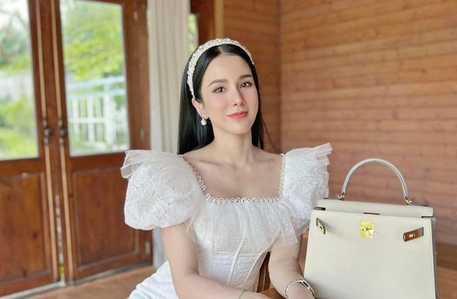 Còn về chế độ ăn, Diệp Lâm Anh luôn cung cấp nhiều nước, rau xanh, trái cây trong thực đơn hằng ngày. Khi đói, thay vì ăn vặt hay ăn thức ăn nhanh, cô sẽ thay thế bằng hoa quả. Người đẹp ăn nhiều vào buổi sáng và giảm dần vào buổi tối.