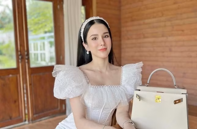 Còn về chế độ ăn, Diệp Lâm Anh luôn cung cấp nhiều nước, rau xanh, trái cây trong thực đơn hằng ngày. Khi đói, thay vì ăn vặt hay ăn thức ăn nhanh, cô sẽ thay thế bằng hoa quả. Người đẹp ăn nhiều vào buổi sáng và giảm dần vào buổi tối.