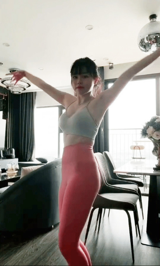 Trong clip, Huỳnh Anh diện trang phục gym bó sát, khoe trọn thân hình ba vòng "căng đét" rồi uốn éo theo điệu nhạc.