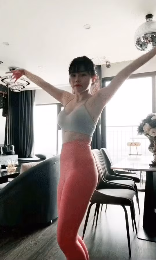 Trong clip, Huỳnh Anh diện trang phục gym bó sát, khoe trọn thân hình ba vòng "căng đét" rồi uốn éo theo điệu nhạc.