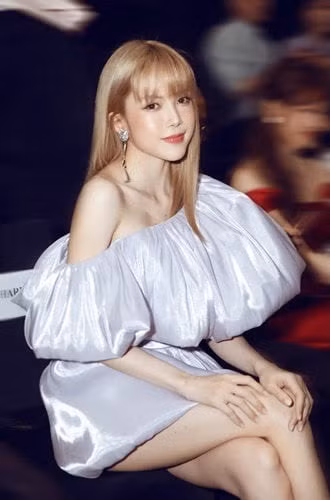 Thậm chí, tối 26/3 nhiều fan của Thiều Bảo Trâm còn lo sốt vó khi cô nàng bất ngờ tiết lộ: "Dạo này đóng tiền cho bệnh viện hơi nhiều. Bệnh bệnh rồi ốm ốm rồi xong lại đùng cái sốt sốt đi".