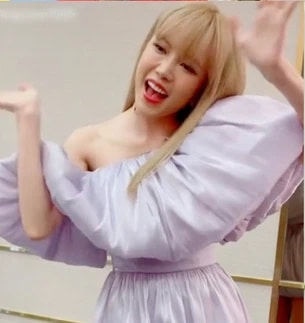 Tuy nhiên, trong ảnh tự đăng của nữ ca sĩ Thiều Bảo Trâm đẹp bao nhiêu, thì trong đoạn clip do "team qua đường" ghi lại, giọng ca Một Mình Có Buồn Không lộ thân hình gầy đến xót xa, chân tay khẳng khiu như sắp gãy.