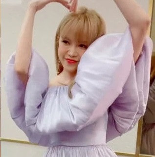 Thậm chí, nếu để ý kĩhi cười, "bạn gái cũ" của Sơn Tùng M-TP còn để lộ bọng mắt và nếp nhăn khá rõ.