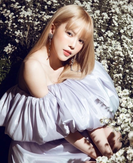 Mới đây, trên trang cá nhân của mình, ca sĩ Thiều Bảo Trâm tự tin diện váy công chúa khoe nhan sắc trong trẻo ngọt ngào cùng với người hâm mộ tại một sự kiện thời trang.