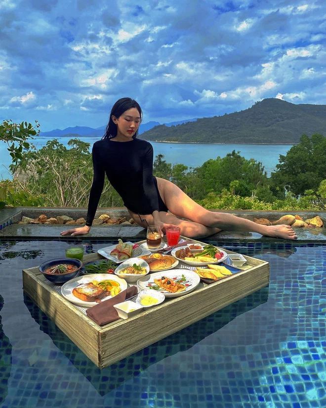 Bikini thì kín bưng nhưng không vì thế mà Linh Sugar kém nổi bật trong mắt mọi người.