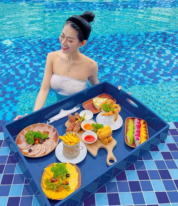 Mai Sương - hot girl khoe dáng bên siêu xe kiêm nữ chính Người Ấy Là Ai mùa 3 khoe khéo vòng 1 đầy đặn.