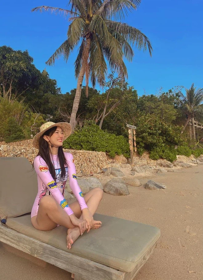 Dây không phải lần đầu, Linh Sugar diện bikini liền bởi trước đó, hot girl Hà thành từng khoe bức ảnh với độ đi biển màu hồng cực xinh xắn.