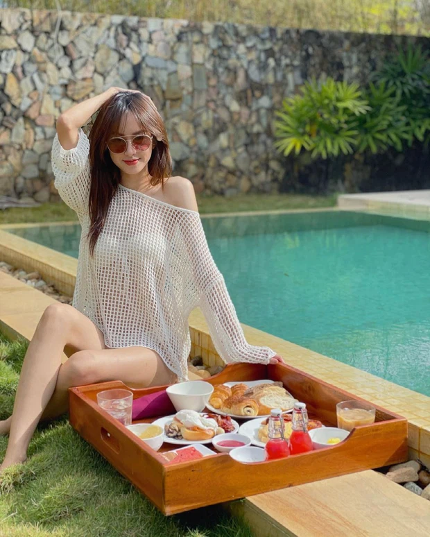 Không giống với các hot girl Việt khác là khoe những đường cong mẫu mực khi diện bikini, nàng mẫu lookbook xinh đẹp Nguyễn Lê Vi lại chọn cách hững hờ với chiếc áo lưới nhưng không kém phần quyến rũ.