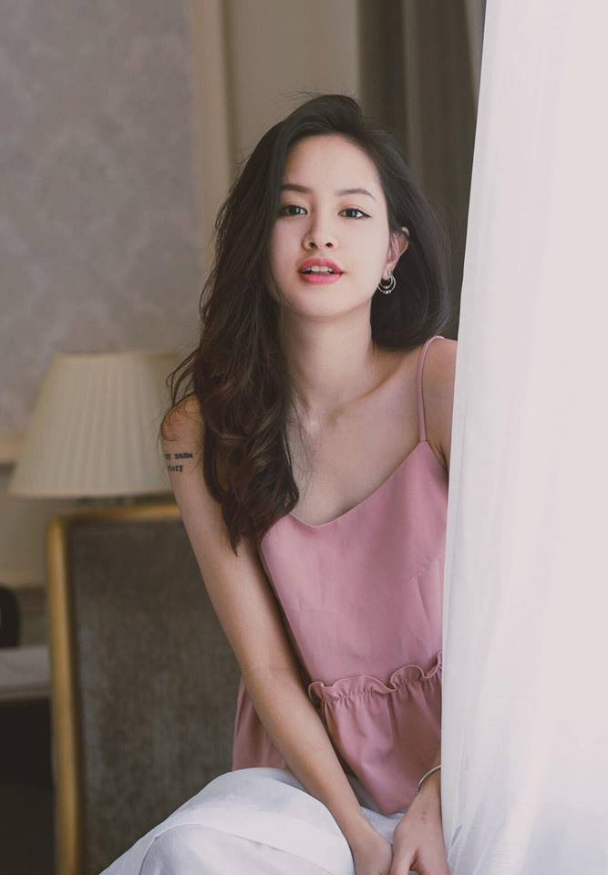 Cũng từ bức ảnh trên, Nguyễn Lê Vi cho thấy cô nàng vừa có thể quyến rũ lại vừa vẫn dịu dàng như nàng thơ trong mẫu bikini tối giản kèm áo lưới.