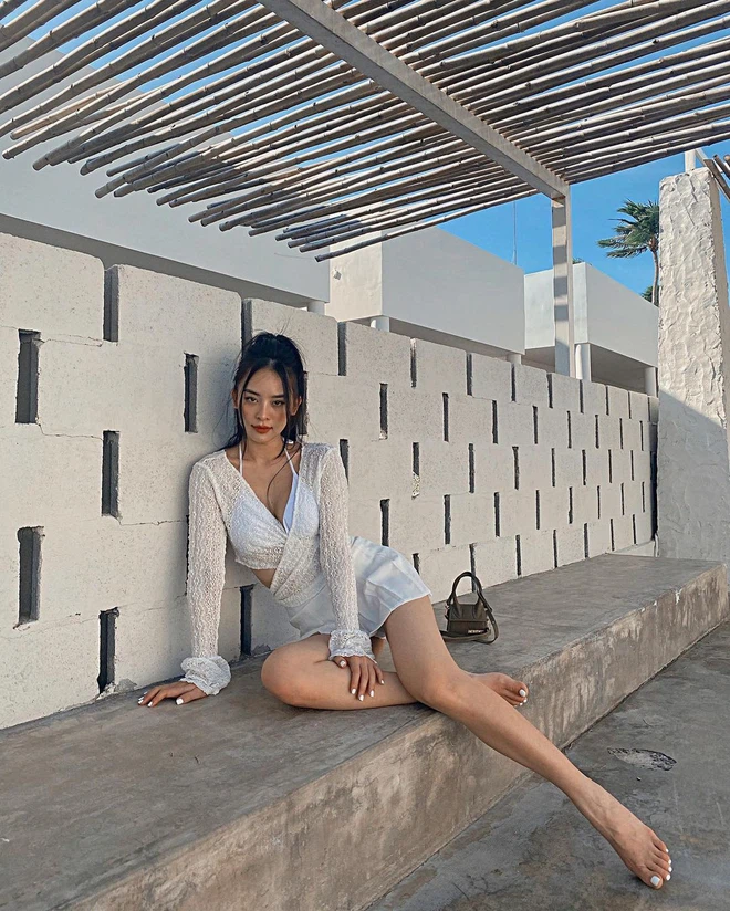 Hot girl Chi Hoàng thể hiện tài mix-match với cùng một bộ bikini.