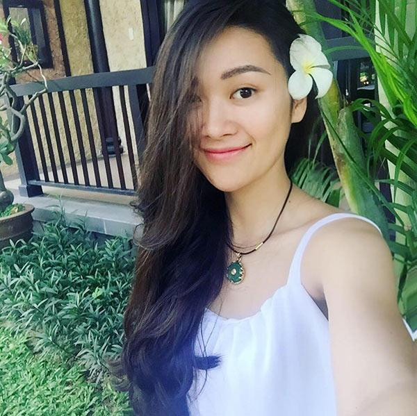 Nước da khỏe khoắn cũng đôi chân dài của hot girl Y Vân vẫn nhận được nhiều lời khen dù kín như bưng.