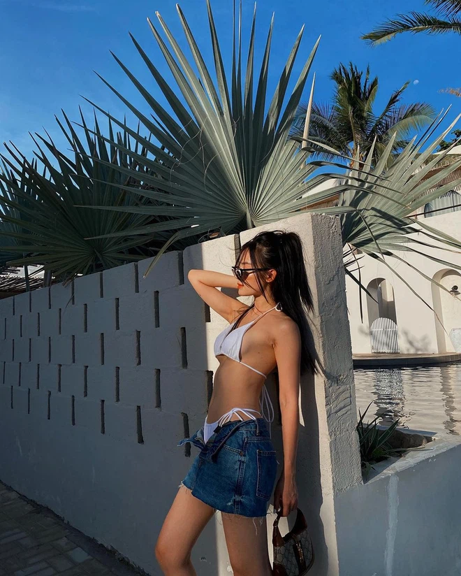 Lấp ló mà đã cuốn hút cỡ này thì không biết khi show trọn vẹn Chi Hoàng còn quyến rũ tới cỡ nào... là những bình luận mà dân mạng để lại dưới bức ảnh của hot girl 9X.