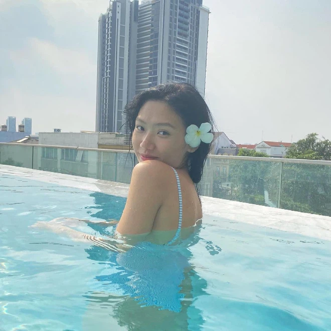 Một "nàng thơ" khác của giới lookbook là Tống Khánh Linh cũng vừa bước vào cuộc đua khoe thân hình quyến rũ.