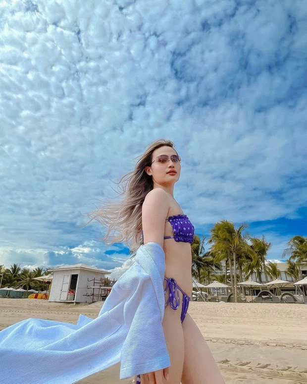 Paula Lưu - nửa kia của anh chủ giàu sụ Khoa Xian cũng chọn style nửa kín nửa hở khi đi biển nghỉ dưỡng.