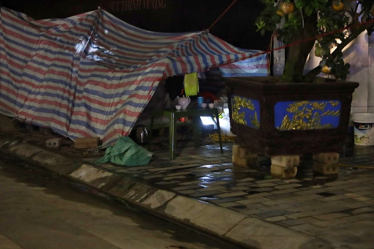 Tính đến nay, anh bán đã được khoảng 10 năm. Dịp này, anh bắt đầu ra vỉa hè bán hàng từ 12 tháng Chạp. Tức đến giờ, anh dựng lều ăn ngủ ở vỉa hè đã nửa tháng, bất chấp mưa rét giá lạnh.