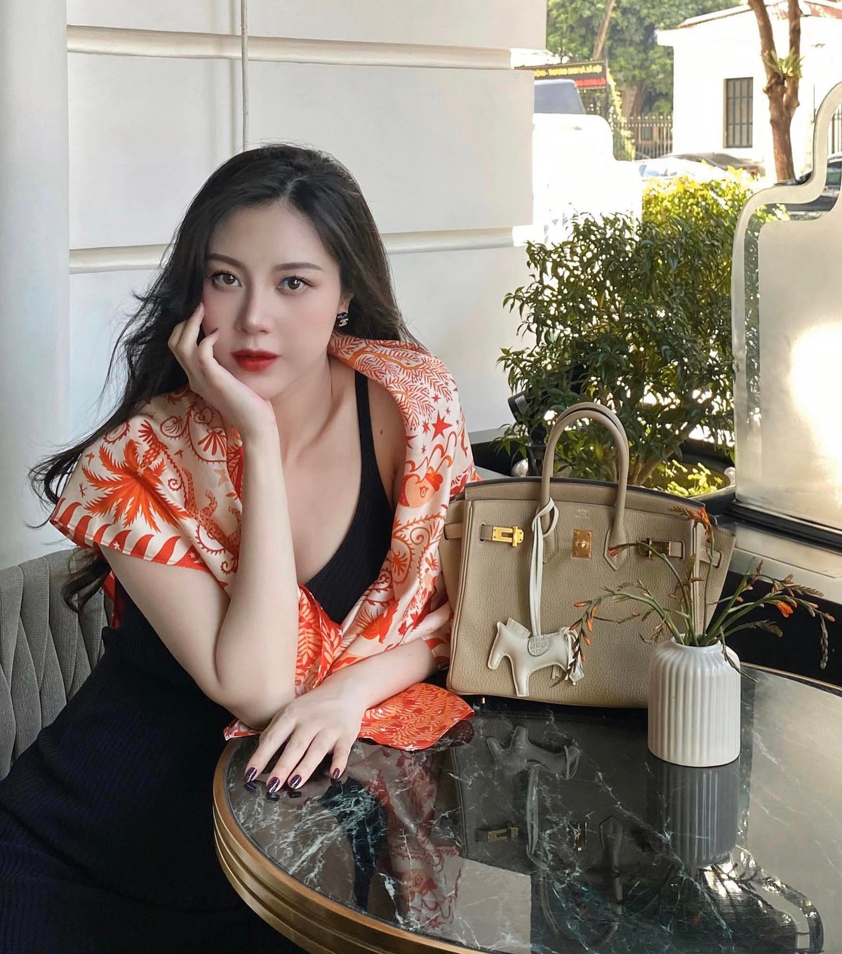 Bên cạnh trang phục, Ngọc Châm tận dụng cả những phụ kiện đắt đỏ như khuyên tai, túi xách, giày, mắt kính để làm điểm nhấn cho outfit.