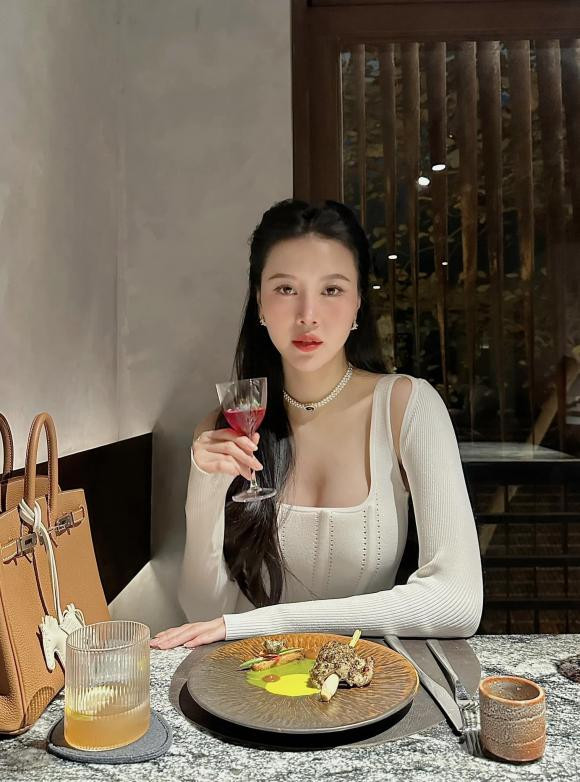 Dưới bình luận, cư dân mạng cho rằng Vũ Ngọc Châm rất hợp với đẻ vì càng đẻ càng xinh: ''Đẻ 2 đứa xong mà dáng vẫn đỉnh quá chị ơi'', ''Đẻ đẹp bà ơi, đẻ nữa đi'', ''Ôi trời ơi khuyến khích đẻ nhé, vì càng đẻ càng đẹp'', ''Đẹp xuất sắc'', ''Mê ly quá chị ơi''...