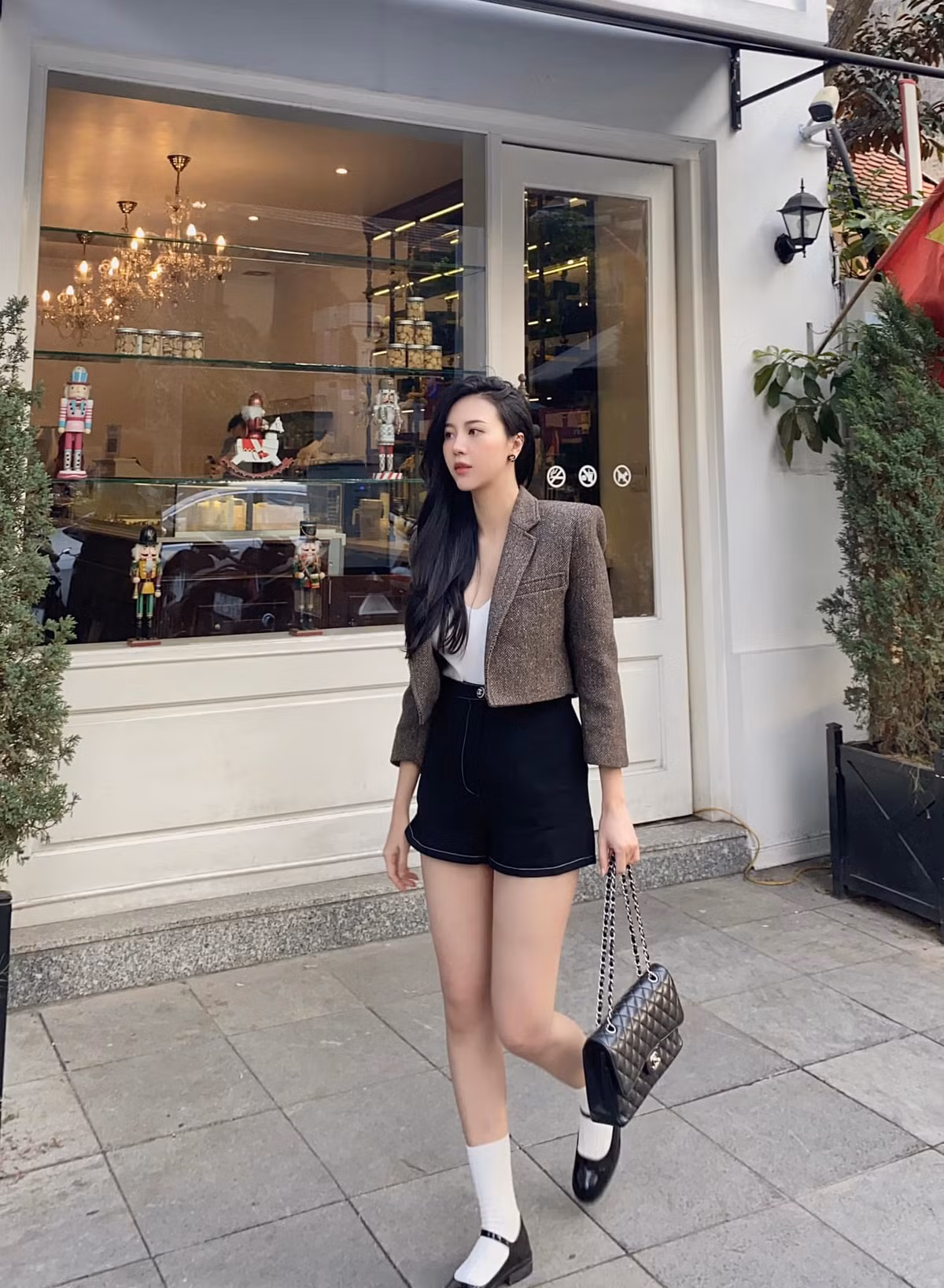 Hiện tại, hot girl sinh năm 1992 không còn làm công việc này mà tập trung dành thời gian để kinh doanh thương hiệu thời trang cá nhân và chăm sóc gia đình.