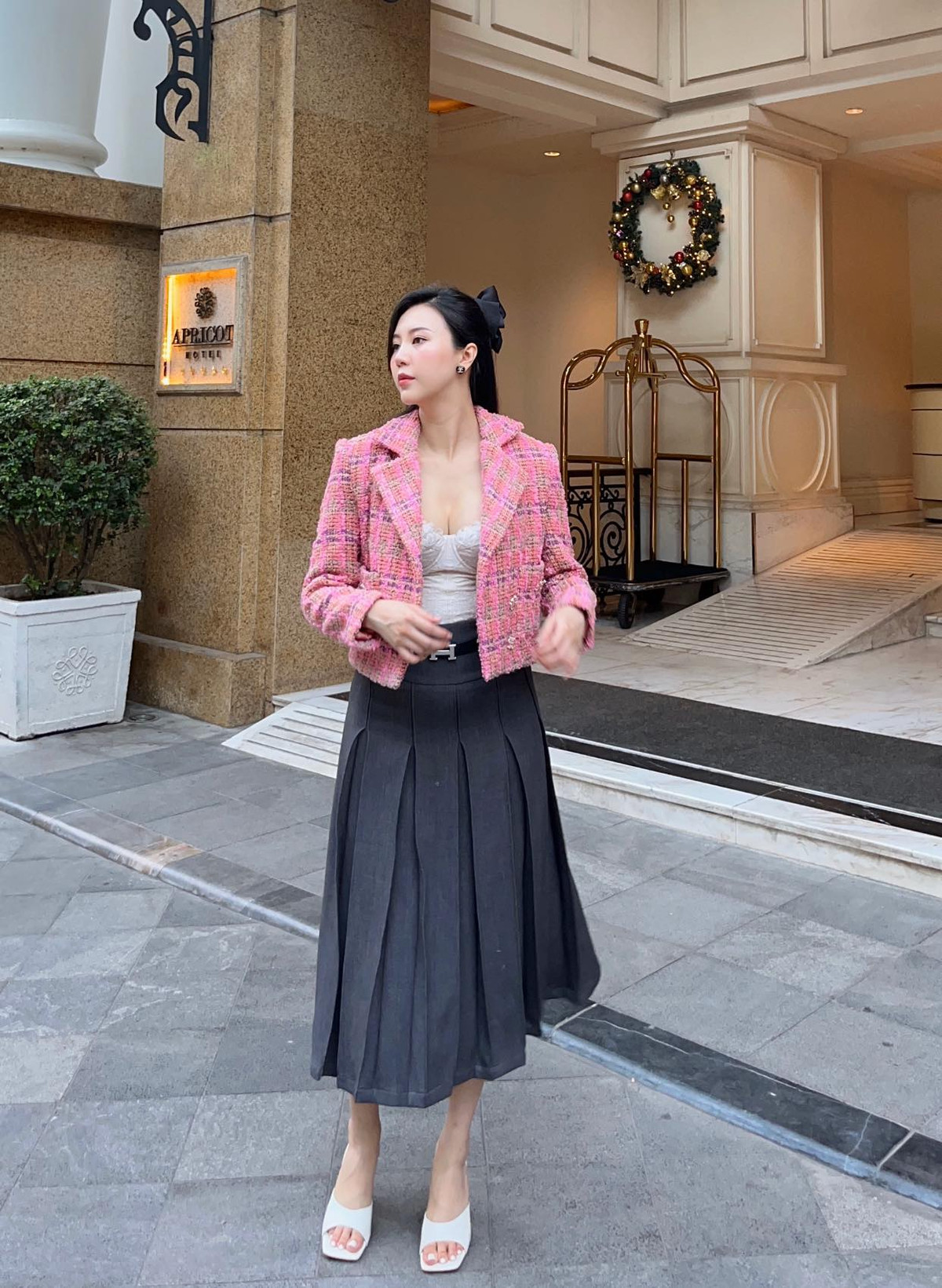 Trên trang cá nhân, bà mẹ 2 con khiến không ít người xuýt xoa vì ngày càng đỉnh cao sau sinh.