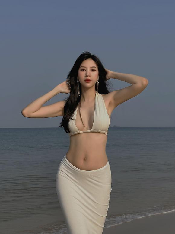 Mới đây, Vũ Ngọc Châm đăng ảnh trên bãi biển khoe vóc dáng thon gọn, eo thon.