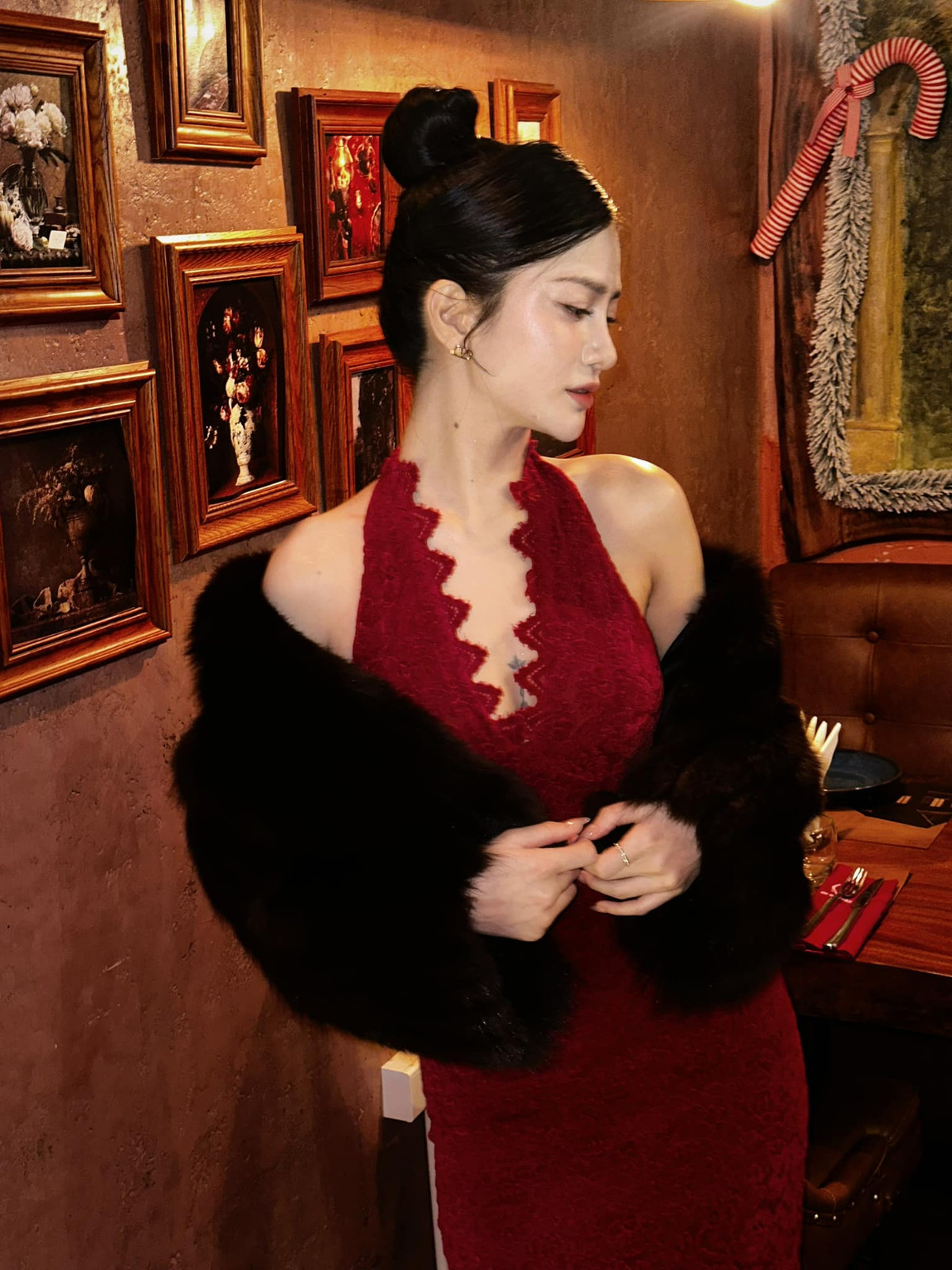 Chính gương mặt đẹp, thân hình chuẩn là tiền đề để Ngọc Bích mạnh dạn bước chân vào nghề người mẫu và cô cũng là gương mặt thương hiệu cho không ít các hãng thời trang nổi tiếng tại Việt Nam.