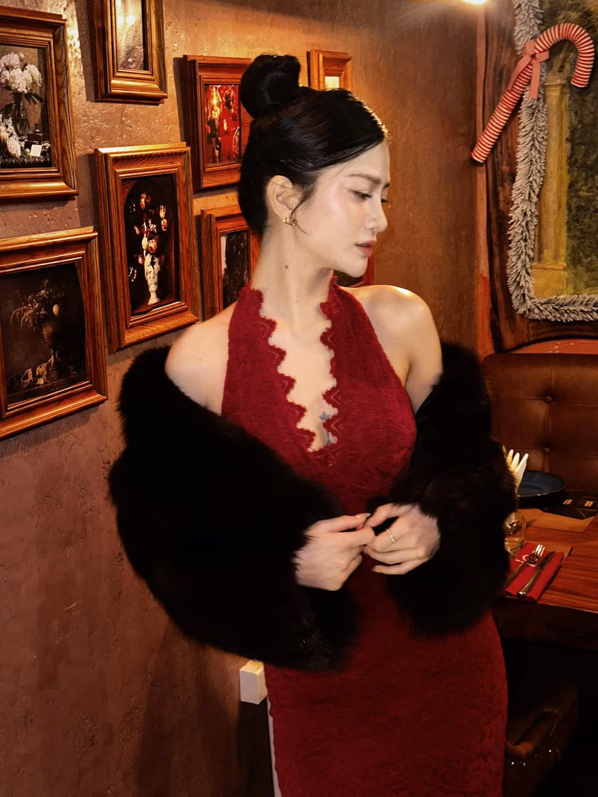 Chính gương mặt đẹp, thân hình chuẩn là tiền đề để Ngọc Bích mạnh dạn bước chân vào nghề người mẫu và cô cũng là gương mặt thương hiệu cho không ít các hãng thời trang nổi tiếng tại Việt Nam.