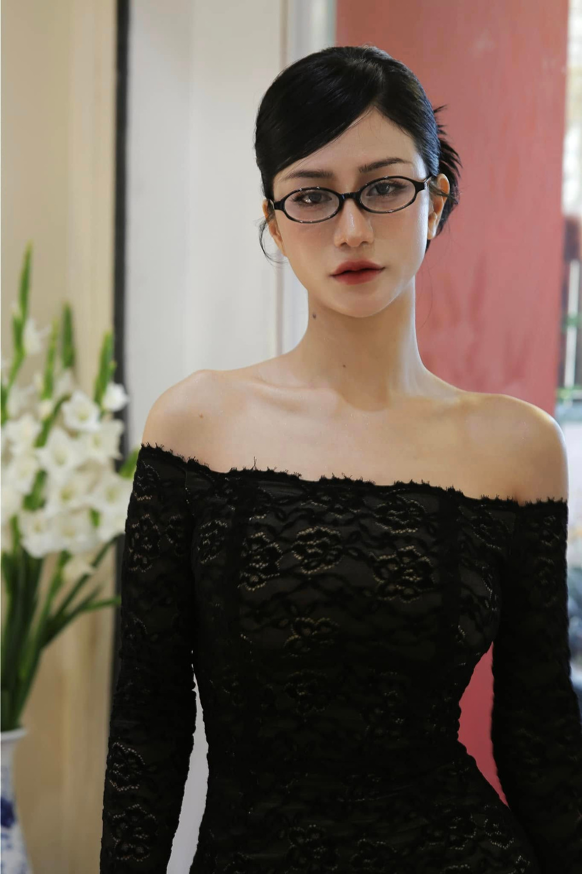 Bên cạnh đó, nhiều người cũng cho rằng cô bạn gốc Quảng Ninh này mang vẻ đẹp đằm thắm, mặn mà và hơi quá so với tuổi tác thật của mình.