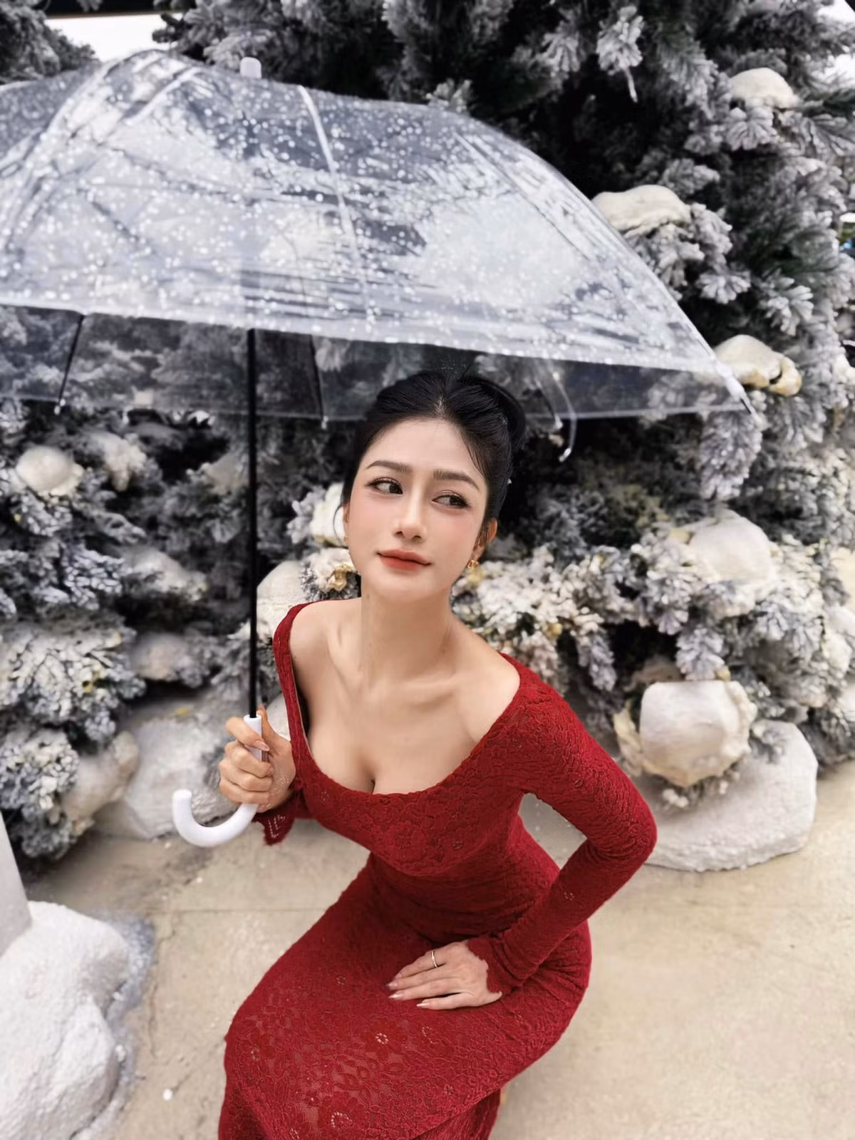 Sở hữu gương mặt trái xoan ưa nhìn, điểm trên đó là chiếc mũi cao và thẳng, lông mày lá liễu cùng đôi môi đỏ gợi cảm, Ngọc Bích gây mê cho bất cứ anh chàng nào ngắm nhìn mình.