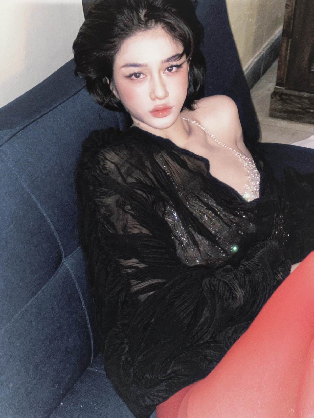 Ngoài là mẫu ảnh, thời gian qua Bích Ngọc cũng chăm chỉ bán hàng online. Chủ yếu nhãn hàng của cô nàng lựa chọn để kinh doanh là những sản phẩm làm đẹp.