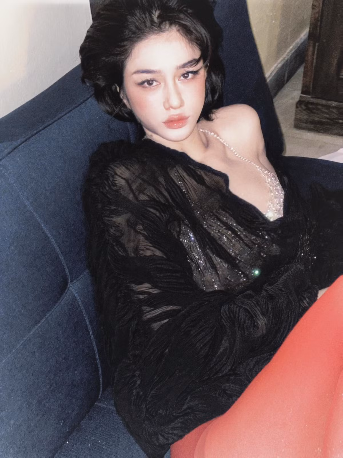 Ngoài là mẫu ảnh, thời gian qua Bích Ngọc cũng chăm chỉ bán hàng online. Chủ yếu nhãn hàng của cô nàng lựa chọn để kinh doanh là những sản phẩm làm đẹp.