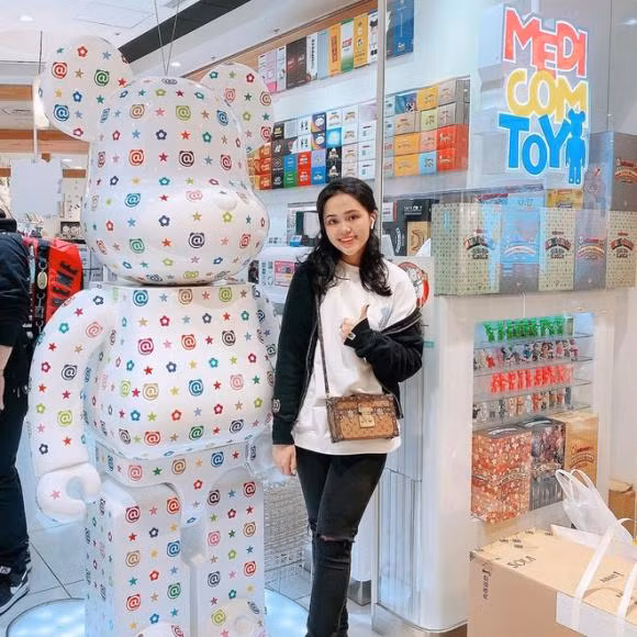 Đám cưới của Duy Mạnh và Quỳnh Anh được đánh giá là 1 trong những đám cưới khủng nhất thời điểm bấy giờ khi quy tụ dàn khách mời nổi tiếng, được tổ chức trong khách sạn sang xịn bậc nhất Hà Nội.