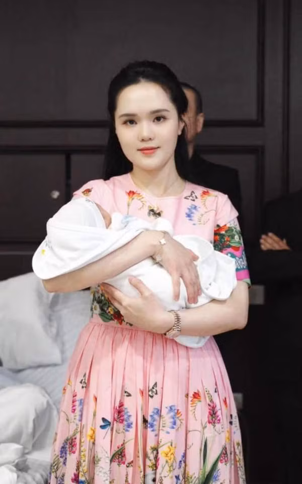 Chàng trai 19 tuổi đã phải lòng ái nữ nhà chủ tịch CLB Hà Nội (sau này là CLB Sài Gòn) ngay từ lần gặp đầu tiên. Anh chú ý tới Quỳnh Anh, nhường ghế cho cô, tìm đủ cách để xin số điện thoại của cô.