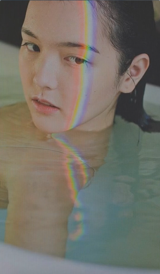 Cụ thể, Ben Phạm đã đăng tải một hình ảnh trong bộ ảnh này từ năm 2016 - khi đó Hải Tú 18 tuổi với caption khen ngợi tới tấp: "Hải Tú, vừa xinh đẹp lại vừa học giỏi. Sao chịu nổiiii".