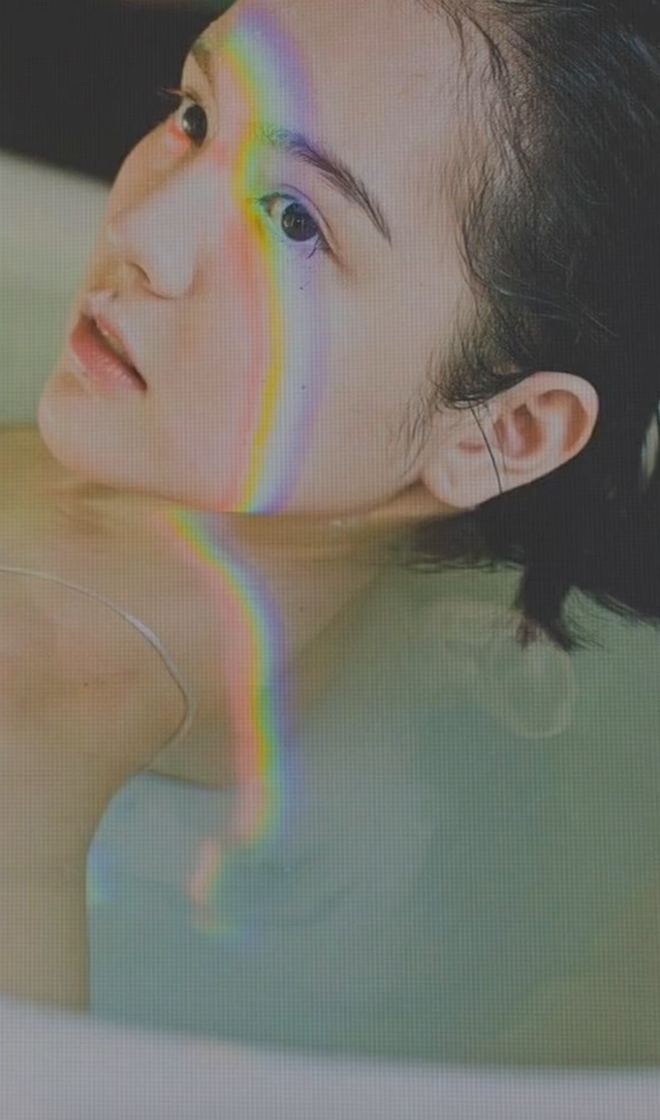 Chi tiết Hải Tú 18 tuổi cũng được khẳng định khi Ben Phạm - Giám đốc sáng tạo M-TP Talent từng có phản ứng khá phấn khích với bộ ảnh.