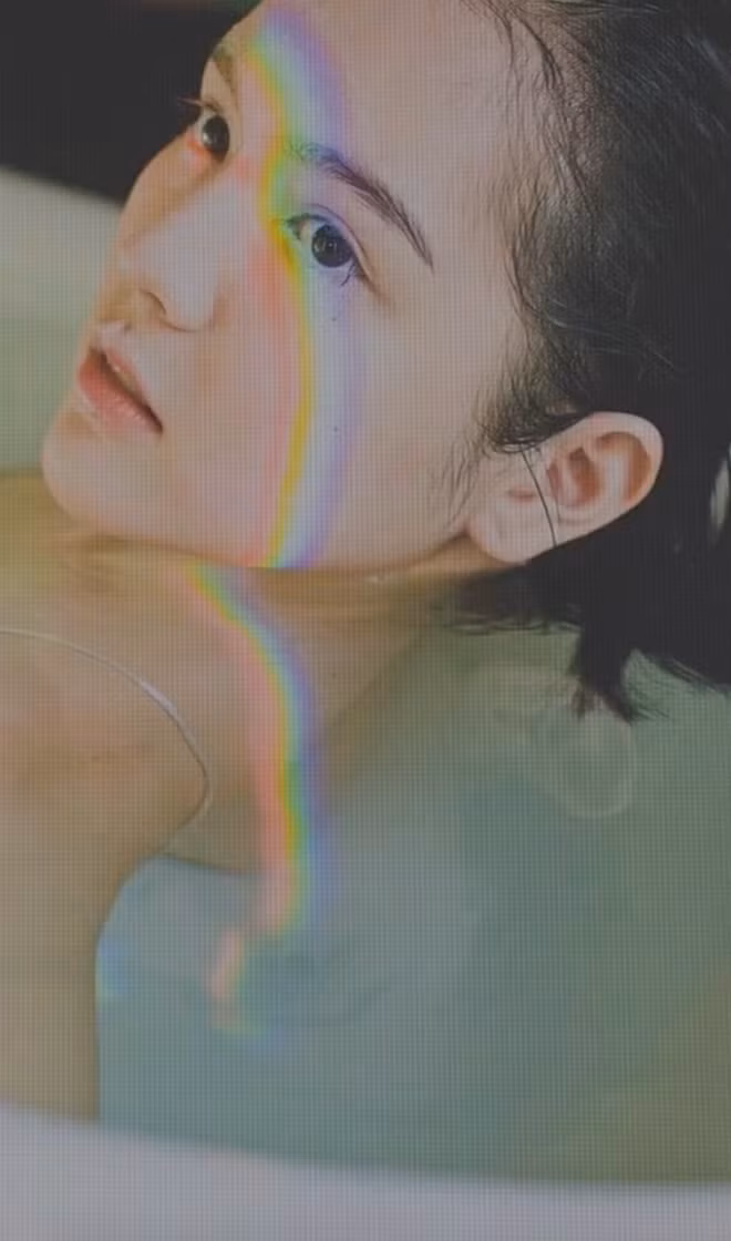 Chi tiết Hải Tú 18 tuổi cũng được khẳng định khi Ben Phạm - Giám đốc sáng tạo M-TP Talent từng có phản ứng khá phấn khích với bộ ảnh.