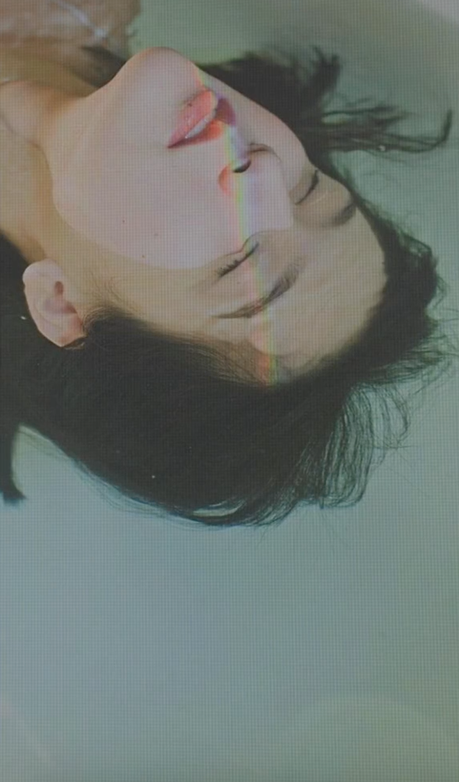 Những khoảnh khắc khác trong bộ ảnh mới của Hải Tú được đăng tải trên trang cá nhân của Ben Phạm.