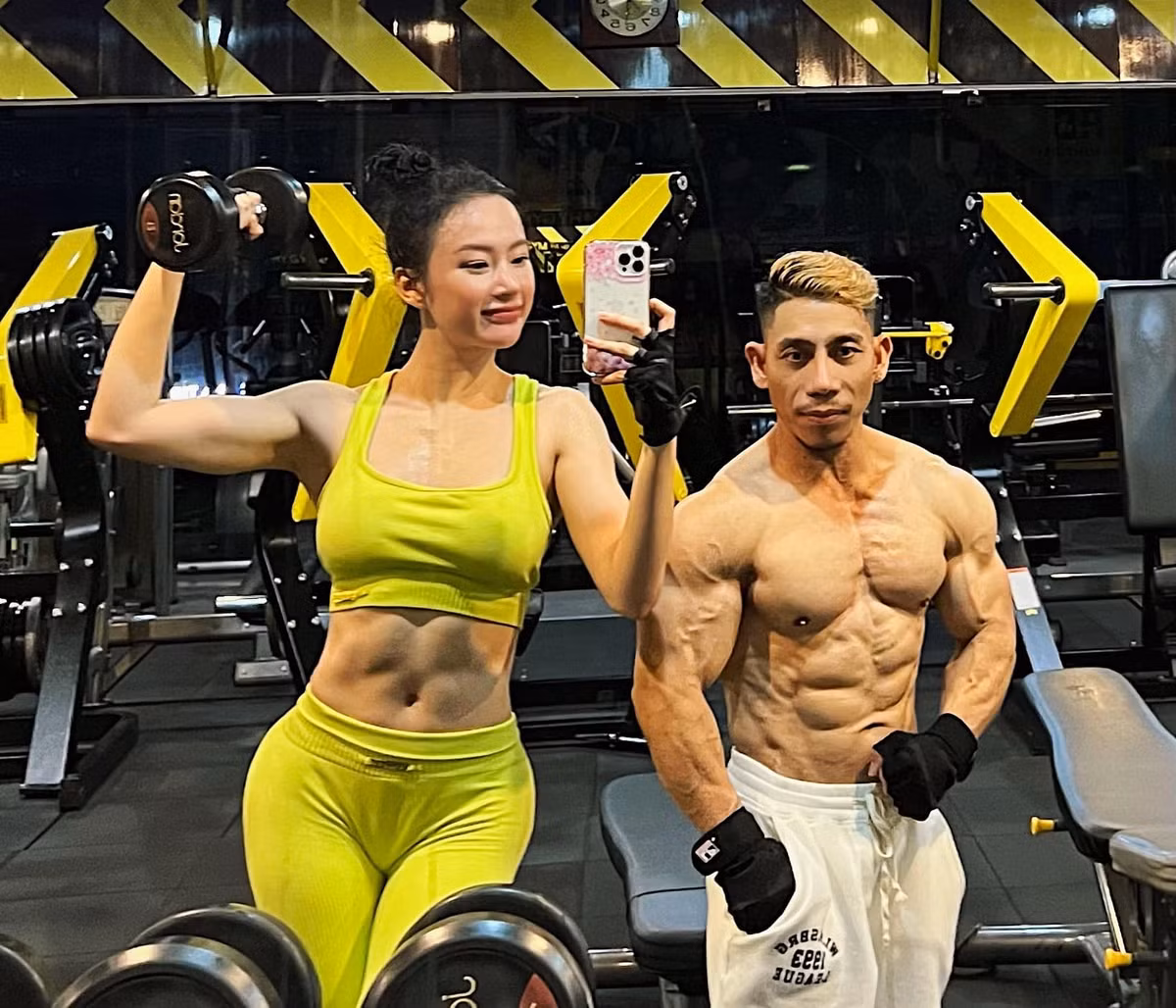 Các màn thả dáng ở phòng gym của người đẹp luôn nhận được sự quan tâm của dân mạng. Cô không ngại khoe nhiều vị trí cơ thể như vai, lưng với cơ bắp mạnh mẽ, khác hẳn hình ảnh nhẹ nhàng trước đây.