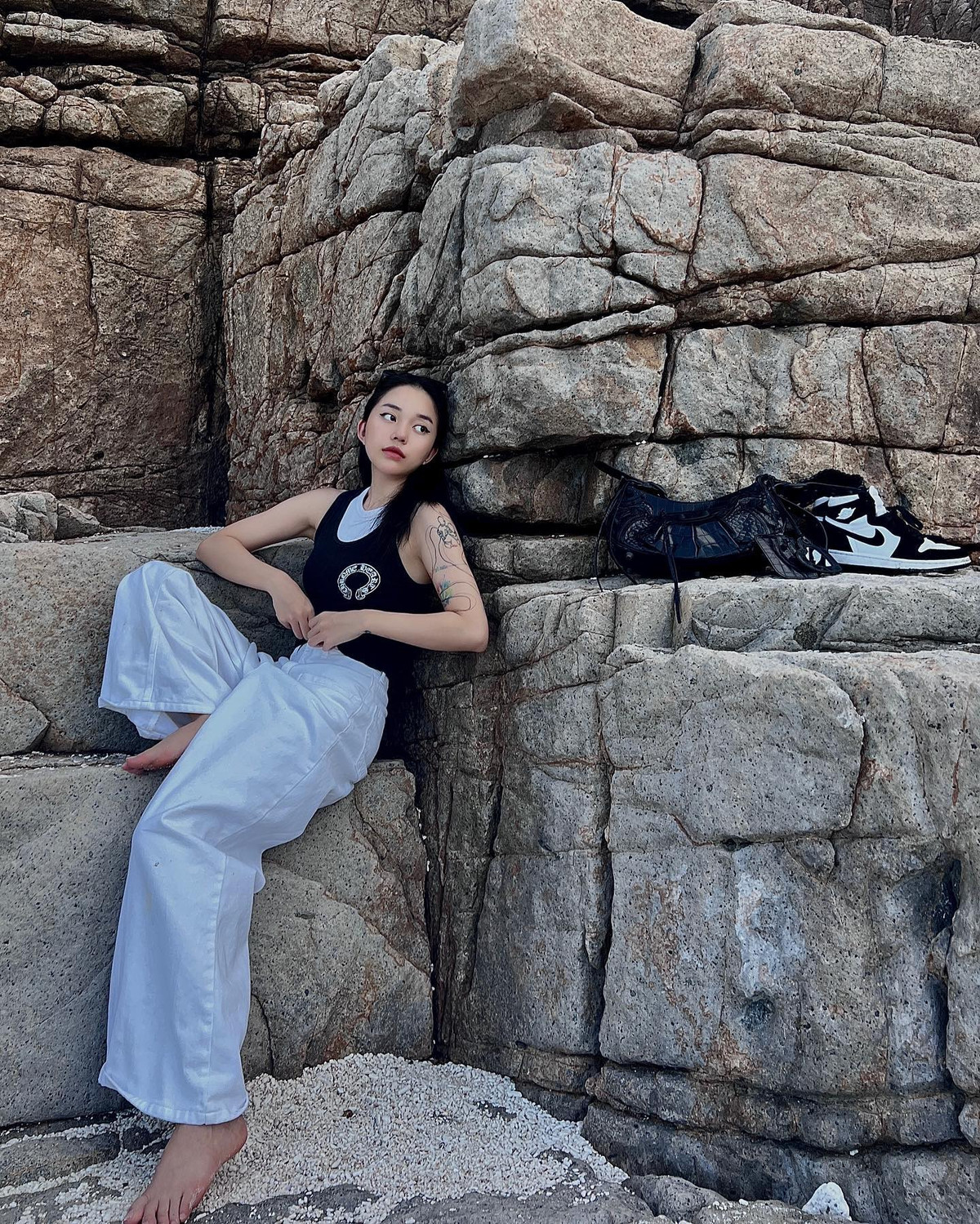 Linh Ngọc Đàm cho biết: “Chị không giàu đâu. Hồi trẻ con hay hiếu thắng nhắc đến tiền, tiền chứ thật ra ai theo dõi chị thì lâu lắm rồi chị không còn nhắc đến vấn đề đó nữa. Chỉ có lâu lâu người ta hay đào đi đào lại thôi. Con người càng thiếu thốn thứ gì, họ sẽ càng tỏ ra là mình có nhiều thứ đó. Thực tế, chị chỉ là 1 người trẻ đang cố gắng chăm sóc gia đình thật tốt thôi”.