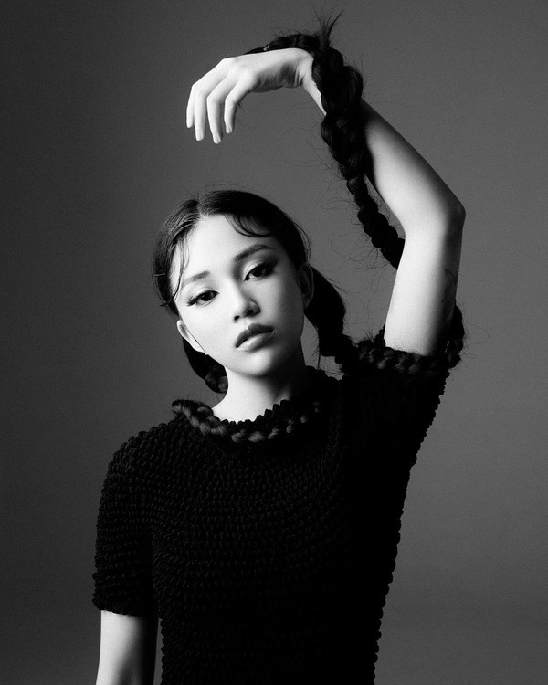 “Lương 7 mà cho được 10 chứng tỏ vừa hết lòng mà ba mẹ vừa giàu nha.”, “Mây tầng nào thì gặp gió tầng đó. Mây không đủ cao gió không đủ mạnh đèo bồng làm gì. Con người mà ai sống cũng thực tế hết mà.” hay "Ai chả chọn 20 triệu đồng. Chọn 7 triệu thì nó lấy đâu thêm 3 triệu mà bù vào.”... là những bình luận netizen để lại dưới quan điểm của Linh Ngọc Đàm.