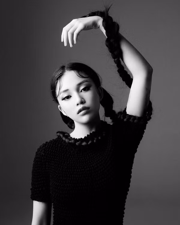 “Lương 7 mà cho được 10 chứng tỏ vừa hết lòng mà ba mẹ vừa giàu nha.”, “Mây tầng nào thì gặp gió tầng đó. Mây không đủ cao gió không đủ mạnh đèo bồng làm gì. Con người mà ai sống cũng thực tế hết mà.” hay "Ai chả chọn 20 triệu đồng. Chọn 7 triệu thì nó lấy đâu thêm 3 triệu mà bù vào.”... là những bình luận netizen để lại dưới quan điểm của Linh Ngọc Đàm.