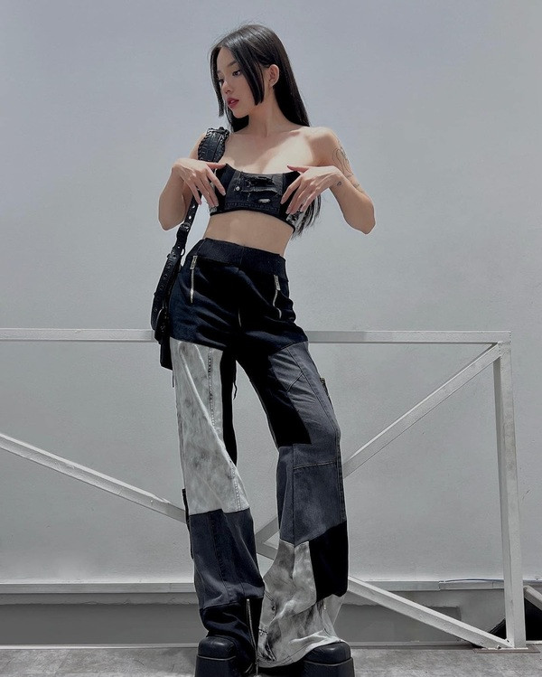 Mới đây, khi một người hâm mộ hỏi cô rằng: “Giữa một chàng trai có 7 triệu đồng, cho bạn 10 triệu đồng và một chàng trai có 20 triệu đồng, cho bạn 10 triệu thì chị chọn ai?”. Trên thực tế, đây là câu hỏi rất hay được mọi người mang ra để so sánh, chấm điểm mức độ yêu thương bạn gái của người đàn ông.