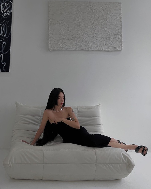 Thông thường, người đàn ông thứ nhất sẽ được cho là người hết mực yêu thương và có thể dành tất cả cho bạn gái thì chàng trai thứ 2 lại có vẻ cân nhắc, đắn đo giữa cả tình yêu và thực tế.