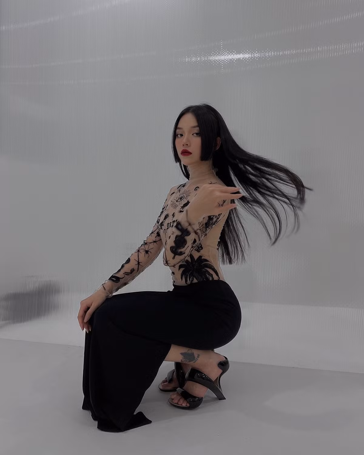 Nhiều người cho rằng vì Linh Ngọc Đàm và nửa kia đều giàu nên mới hạnh phúc. Trước đồn đoán này, cô nàng đã nhanh chóng trả lời trên story của mình và phủ nhận thông tin đó.