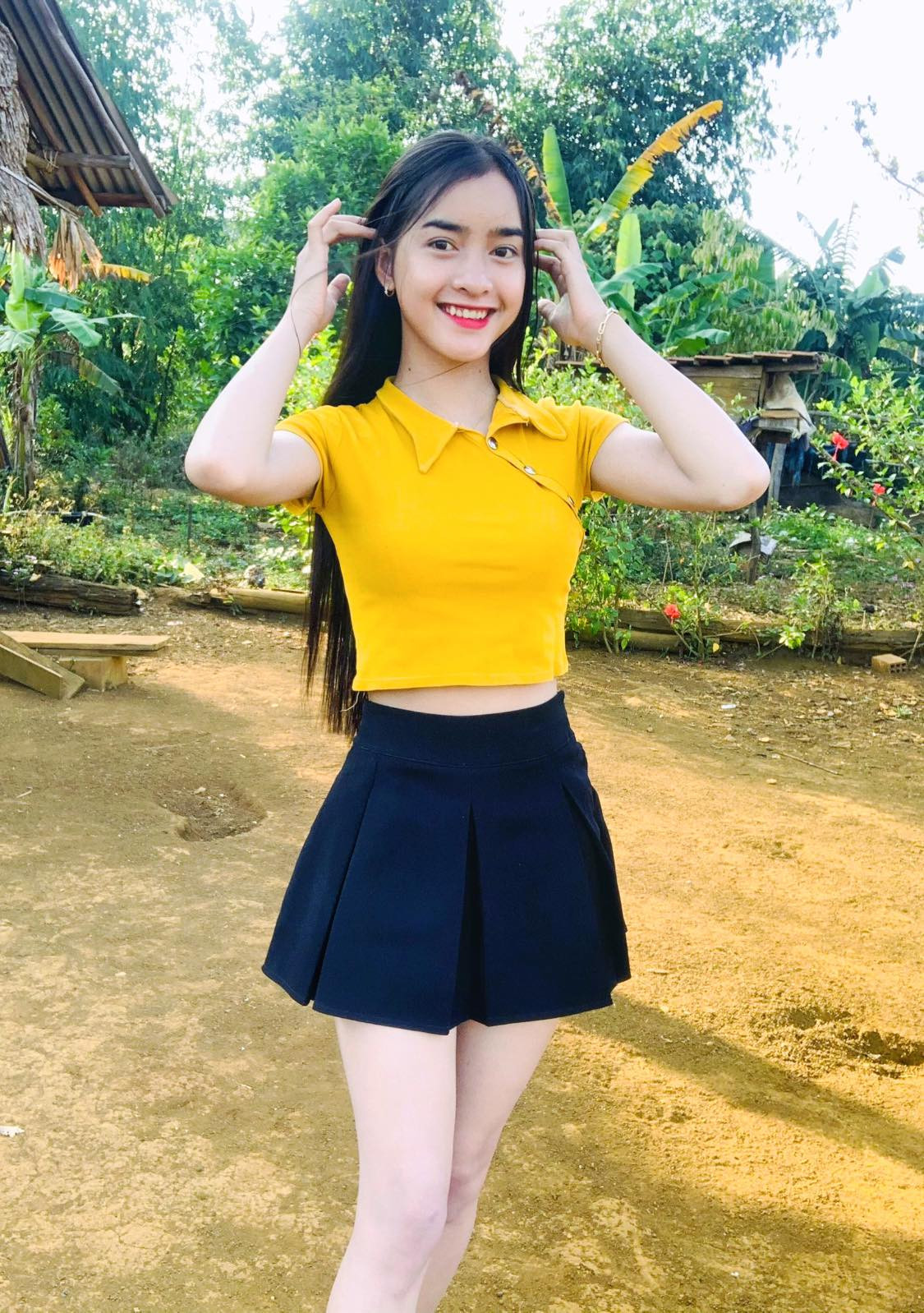 Phong cách ăn mặc của Yona Cươn cũng được đánh giá là trẻ trung, năng động và phù hợp với lứa tuổi.