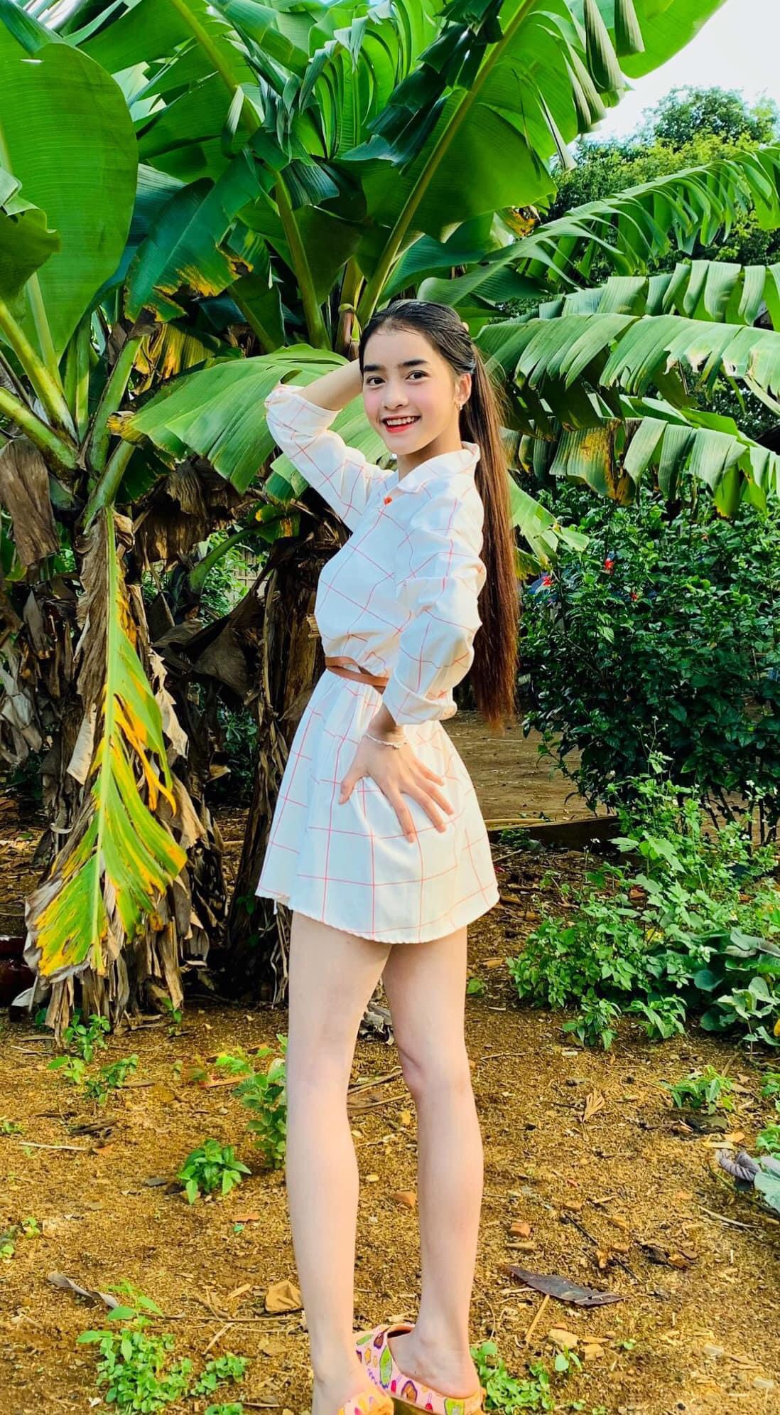 Từ mục đích quay lại video lưu trữ những kỷ niệm, Yona Cươn nhanh chóng trở thành hot TikToker nhờ ngoại hình rạng rỡ, nụ cười sáng cùng chiếc răng khểnh có duyên.