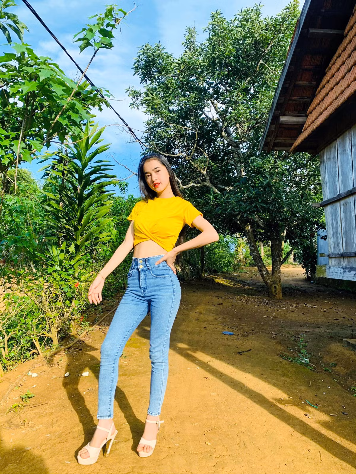 Nội dung các video của Yona Cươn đa phần xoay quanh chuyện lên nương làm rẫy đậm chất núi rừng bình dị và nhảy múa khoe sắc vóc.